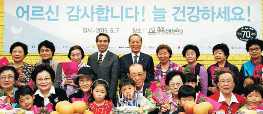 7일 SPC그룹 조상호 총괄사장(뒷줄 왼쪽 다섯번째)과 윤호종 양재노인종합복지관장(네번째)이 양재노인종합복지관에서 열린 SPC그룹 창립 70년 및 어버이날 맞이 칠순잔치에서 기념촬영을 하고 있다.    SPC그룹 제공